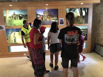 Alumnado do Obradoiro Percorre Tui realizou hoxe visitas inclusivas para os participantes no Campamento de Un Mis
