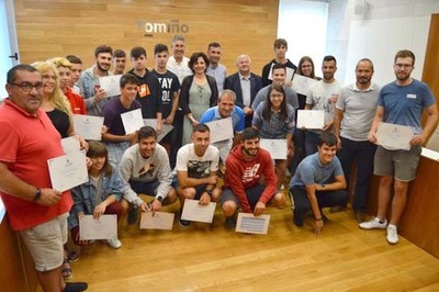 Vinte e catro persoas da zona frmanse coma adestradoras de ftbol base en Tomio