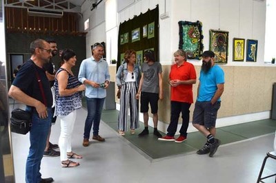 O Mercado Municipal de Tomio acolle at finais de agosto a mostra colectiva -Unha de tres-