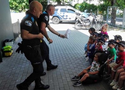 La Polica Local de Tui realiza una charla con alumnos de -A Galia Azul-
