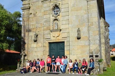 Mozos e mozas de Oia descobren o patrimonio local a travs da fotografa