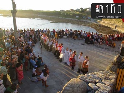 O casco histrico de Oia nchese de msica durante as fins de semana de agosto