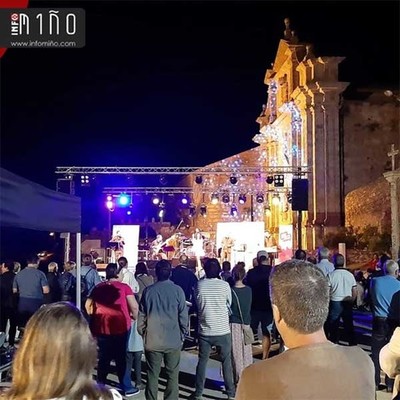 O Casco Histrico de Oia encheuse de msica co concerto de A Roda e Luca Prez