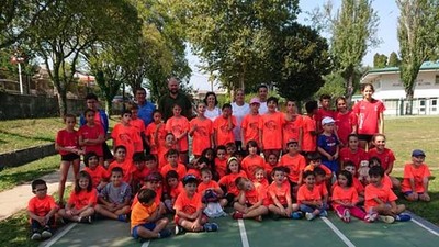 Santi Ferrer visita el Campus de Atletismo de Tomio