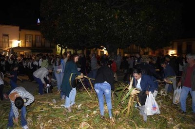 Desfolhada Tradicional de Cerveira relembra convvio  moda antiga