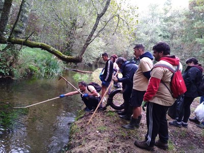 Tomio recolle mis de 70 quilos de lixo na limpeza simultnea de ros impulsada por Adega