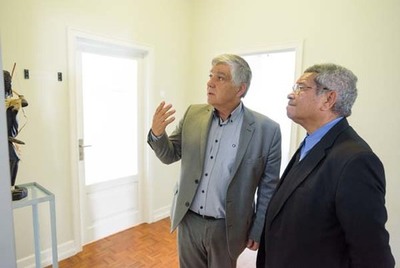 Prmio Nobel da Paz D. Ximenes Belo visitou os Paos do Concelho