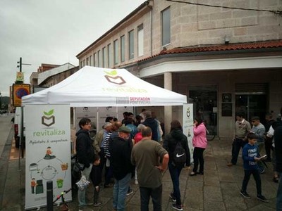 O Concello reparte mis de 350 litros de compost e 100 plantas no posto de compostaxe do Biomercado  