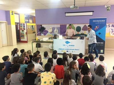 La campaa -Edukando a comer pescado blanco- pas por Tomio