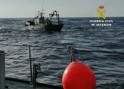 La Guardia Civil intercepta un arrastrero de Marn faenando en fondo prohibido y fuera de los horarios establecidos