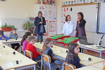 Alunos do 1 ciclo do concelho participam nas atividades experimentais - Vida ao Microscpio