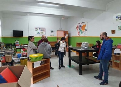 Nais, pais e profesorado do CRA Mara Zambrano do Rosal colaboran na remodelacin da sa biblioteca