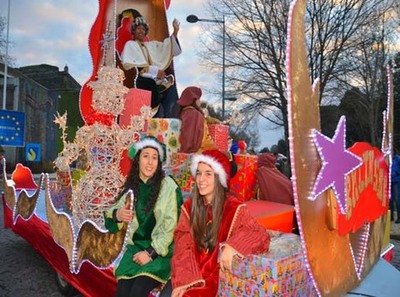 Reis Magos e Chuva de Rebuados na Cavalgata Tui Valena  A Magia das Crianas na Festa dos Reis a 5 de Janeiro