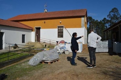Tomio rehabilita o edificio da antiga Escola Obradoiro de Goin para facelo mis sustentable