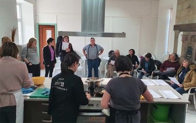 Arranca o curso de cocia de pratos de culler con produtos de tempada do Rosal  