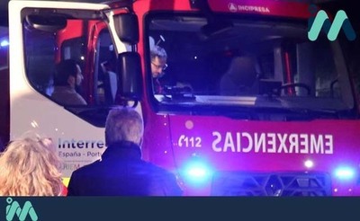 Catro persoas trasladadas despois de que o coche no que circulaban caese ao ro no Rosal