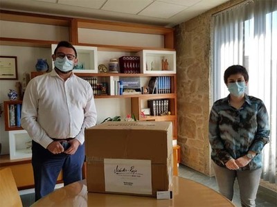 O grupo adegueiro Mndez-Rojo doa 2.000 mscaras cirrxicas ao Concello do Rosal 