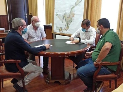 Asinado o convenio entre o Concello de Tui e Critas para a recollida de roupa usada
