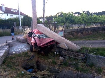 Un accidente en Tomio deixa un ferido e cuantiosos danos no mobiliario urbano