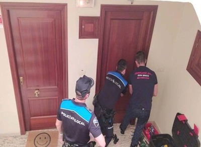 Agentes de la Polica Local de Tomio auxilian a una nonagenaria en su vivienda