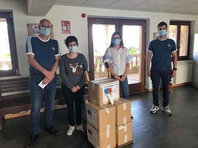 O Concello entrega 100 litros de xel hidroalcohlico ao comercio local do Rosal