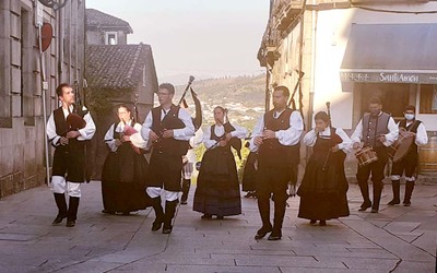 Msica na ra nas fins de semana no mes de setembro en Tui