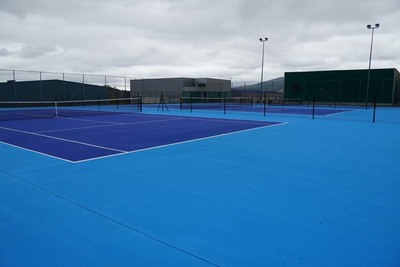 As instalacin municipais de tenis en Areas contan agora con tres pistas dobres