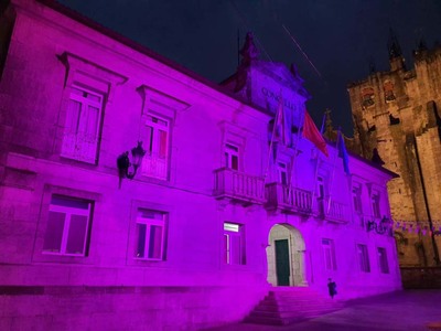 A casa do concello de Tui iluminouse de rosa pola Da Mundial contra o Cancro de mama