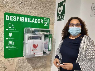 Oia dispn nun novo desfibrilador, colocado na Casa do Concello