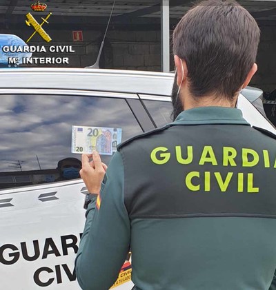 La Guardia Civil investiga a tres jvenes de Vigo que se dedicaban a introducir billetes falsos de 20 euros