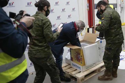 Llegan a Espaa las primeras dosis de la vacuna contra la COVID-19