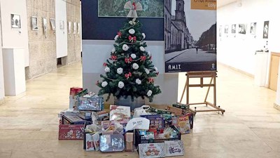 Os Servizos Sociais de Tui distriburon este Nadal os alimentos recollidos a cambio de libros na Biblioteca Municipal