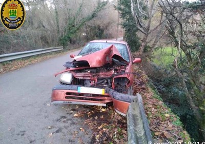 La Polica Local de Tomio denuncia al conductor y copiloto de un turismo por violar el cierre perimetral tras sufrir un accidente de circulacin