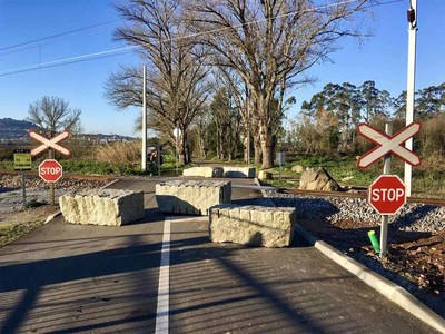 Cmara de Caminha corta vias de acesso  passagem de nvel em Coura, na Freguesia de Seixas