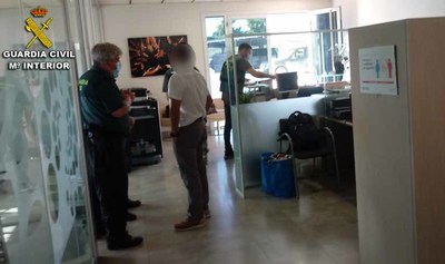 La Guardia Civil investiga a los responsables  de una pirotecnia de Barcelona por supuesta falsedad documental