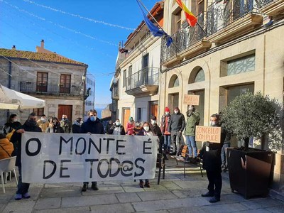 Membros da Plataforma de Afectados pola Comunidade de Montes da Guarda se manifestan s portas do Concello da Guarda