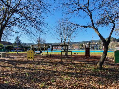 Rematadas as obras da pista deportiva, parque infantil e biosaudable en Areas