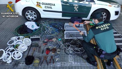 La Guardia Civil detiene a dos vecinos de Vigo por sustraccin y daos en el cableado de telefona mvil