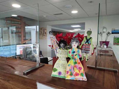 Versos, figuras de papel e msica para conmemorar o Da de Rosala no Rosal