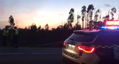 La Guardia Civil reparte chalecos reflectantes a los peatones