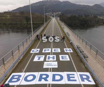 	O territorio do Mio reclama cunha pancarta xigante na Ponte da Amizade a apertura da fronteira con Portugal e compensacin polo dano econmico 