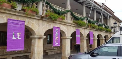 Farrapos morados lembran no Rosal o mundo de posibilidades que se abre ao vivir en igualdade 