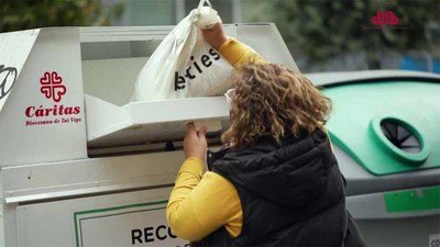 O Concello de Tomio asina un convenio con Critas para instalar contedores de recollida de roupa