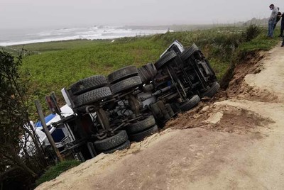 Vuelca un camin hormigonera en Oia