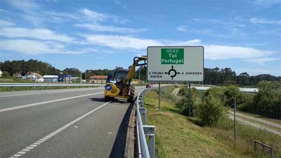 La Xunta contina con los trabajos de desbroce y limpieza en las carreteras de titularidad autonmica de las provincias de A Corua, de Ourense y de Pontevedra