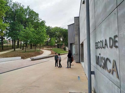 Tomio reformar a cuberta do Auditorio de Goin e instalar novo equipamento tcnico
