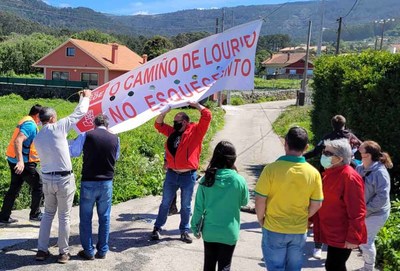 Vecios de Mougs poen fin a 40 anos de promesas incumpridas reivindicando a mellora do camio de Lourido