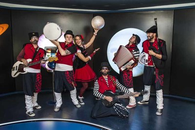 Uxa Lambona e a sa banda chegan en concerto a Tomio este domingo
