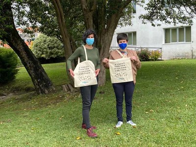 O Rosal reparte 1.000 bolsas de tea  co gallo do mes das letras