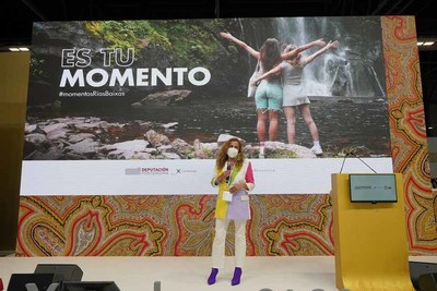 A Deputacin sorprende en FITUR coa campaa - o teu momento- e invita a viaxar s ras baixas coa msica de wyza e a voz do sector turstico